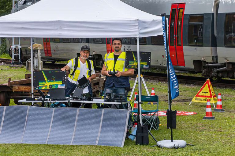 Multikopterdienst Stand bei den bundesweiten Bahnaktionstagen 2025 im Lokschuppen des ehemaligen Bahnbetriebswerks Wittenberg, unterhalten vom Förderverein Berlin-Anhaltische-Eisenbahn e.V.