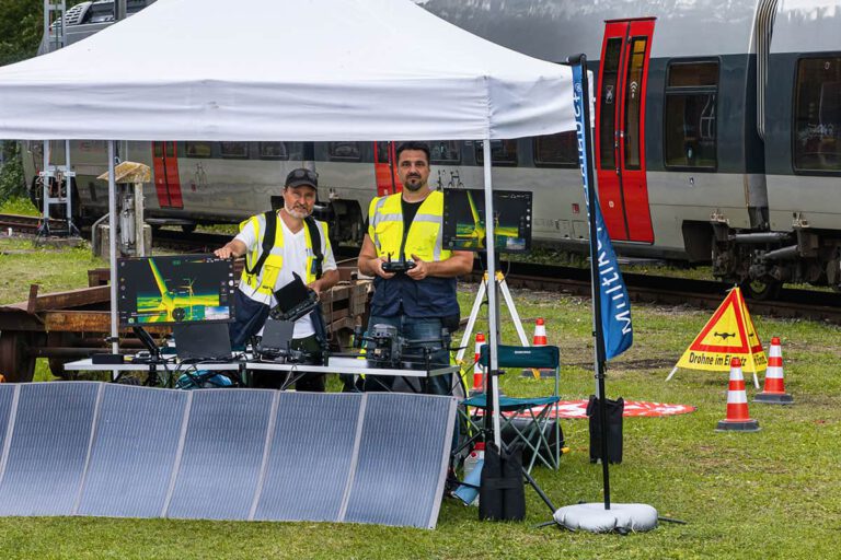 Multikopterdienst Stand bei den bundesweiten Bahnaktionstagen 2025 im Lokschuppen des ehemaligen Bahnbetriebswerks Wittenberg, unterhalten vom Förderverein Berlin-Anhaltische-Eisenbahn e.V.
