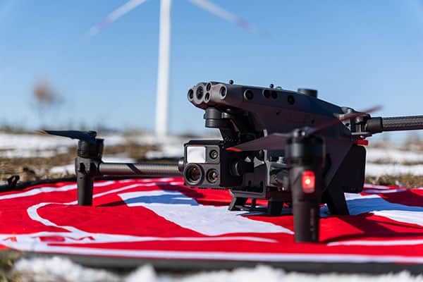 Industriedrohne von Multikopterdienst mit Wärmebildkamera, Laser-Entfernungsmesser und Zoomkamera