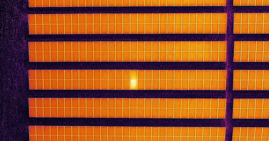 Thermografische Drohnenaufnahme eines Solarparks zeigt ein Solarpanel mit Defekt, Inspektion durchgeführt von Multikopterdienst