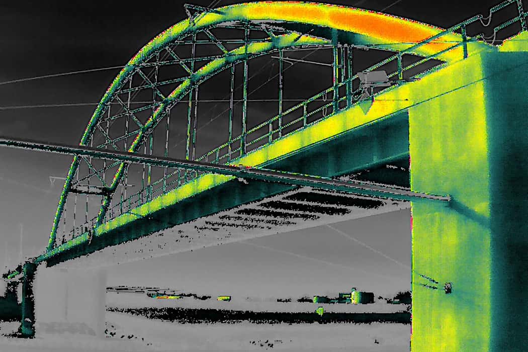 Thermografische Drohnenaufnahme einer Stahlbrücke zur Inspektion von Wärme- und Materialzuständen durch Multikopterdienst