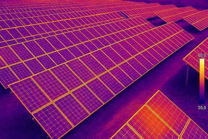 Thermografische Drohnenaufnahme eines Solarparks zur Inspektion von Solarmodulen durch Multikopterdienst